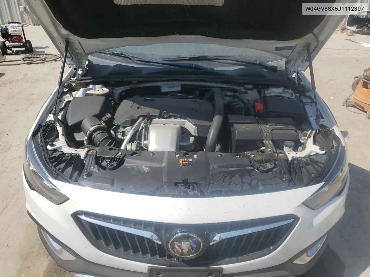 2018 Buick Regal Tourx Essence VIN: W04GV8SX5J1112307 Lot: 59946395