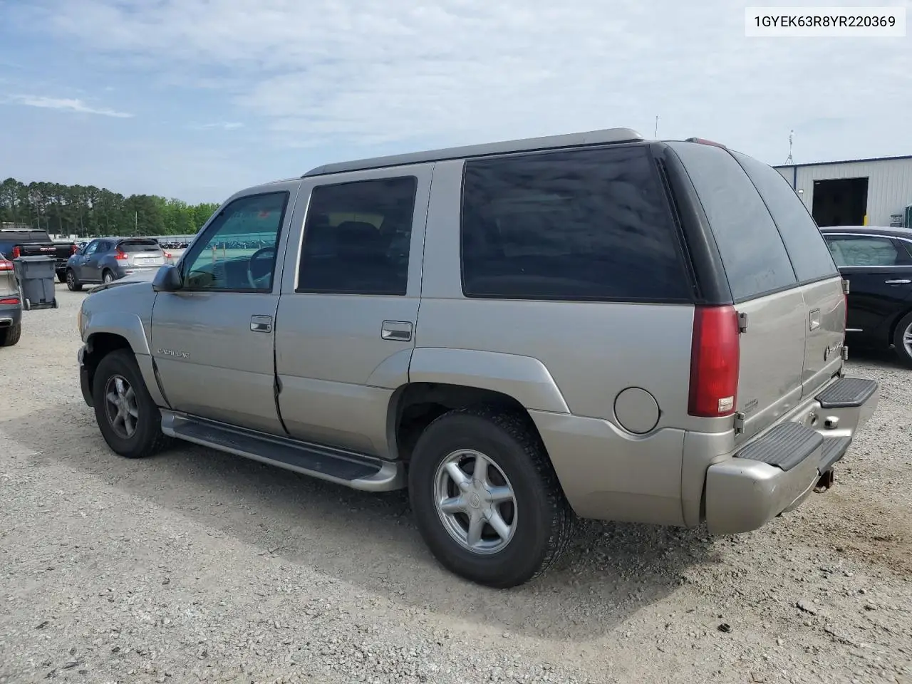 2000 Cadillac Escalade Luxury VIN: 1GYEK63R8YR220369 Lot: 56675975