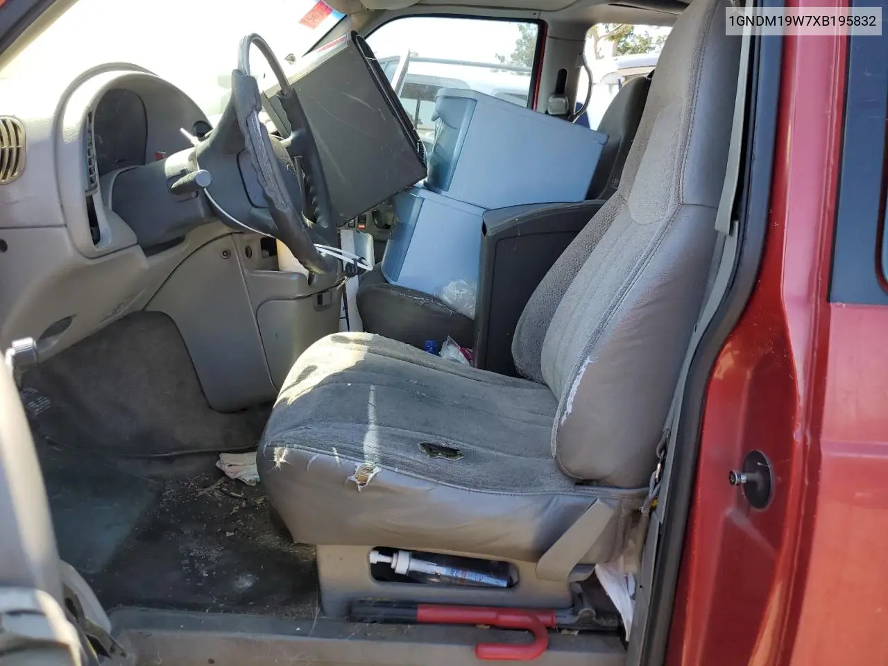 1999 Chevrolet Astro VIN: 1GNDM19W7XB195832 Lot: 62424015