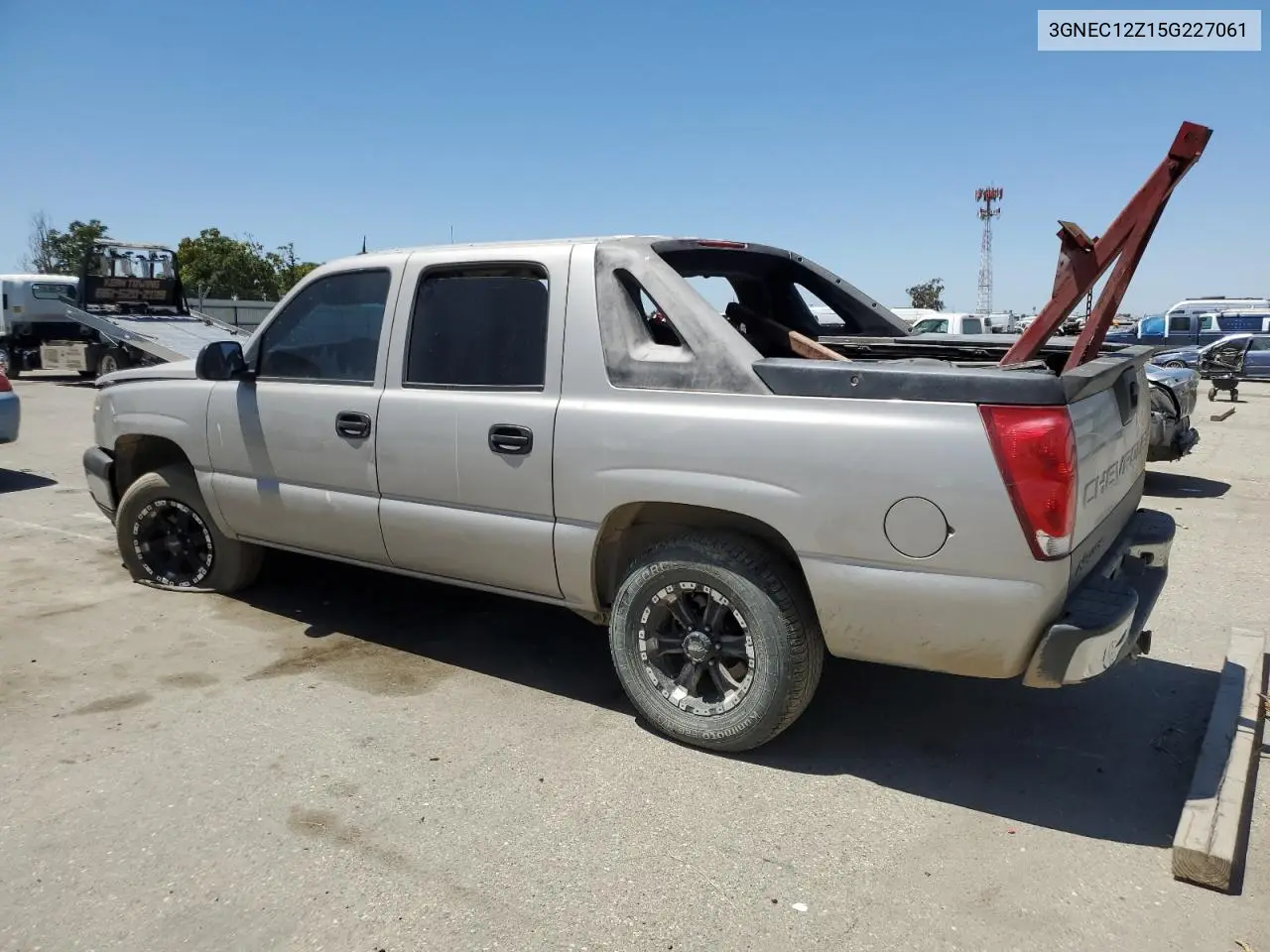2005 Chevrolet Avalanche C1500 VIN: 3GNEC12Z15G227061 Lot: 61024535