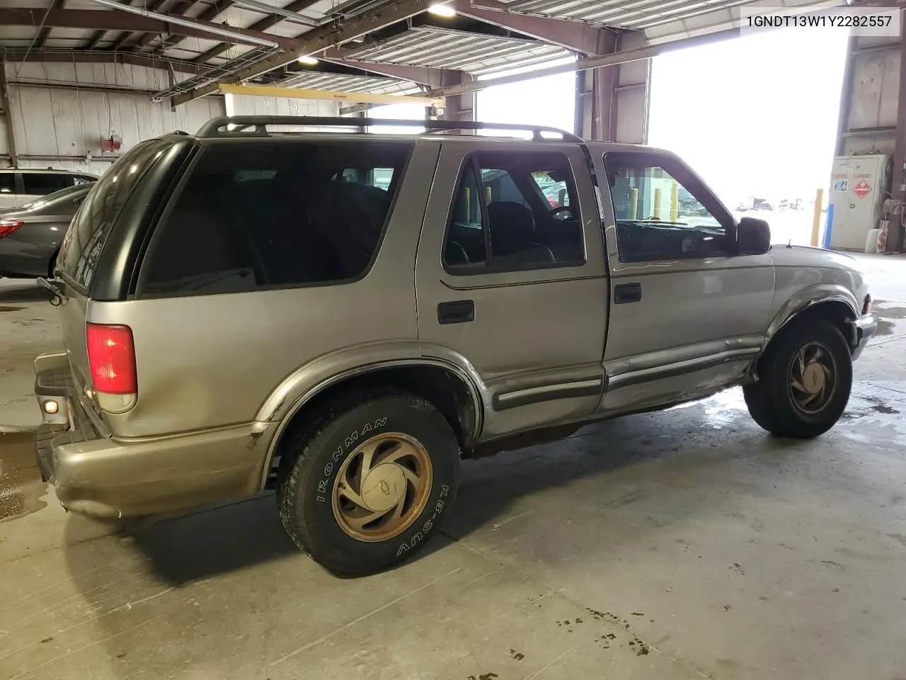 2000 Chevrolet Blazer VIN: 1GNDT13W1Y2282557 Lot: 55560775