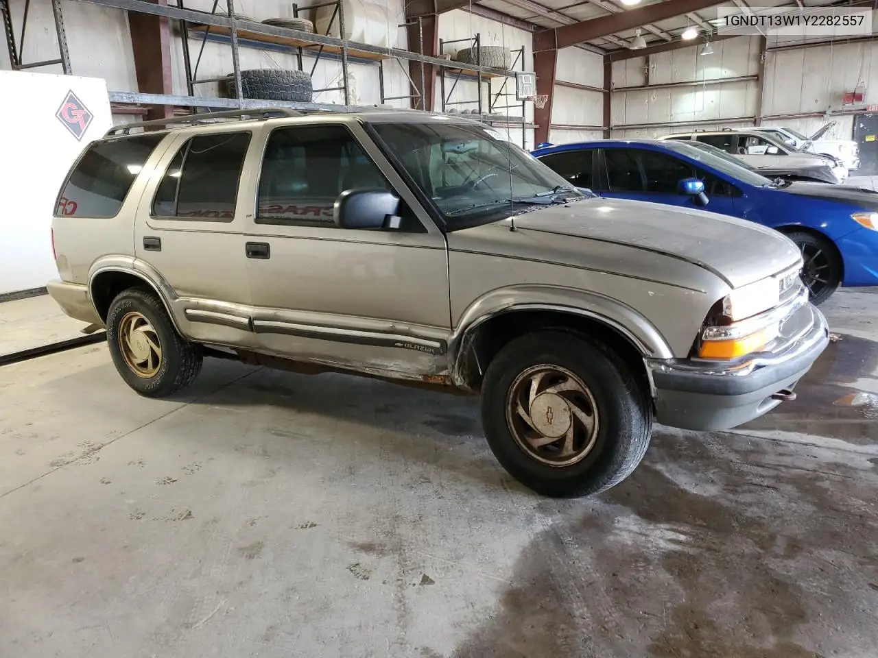 2000 Chevrolet Blazer VIN: 1GNDT13W1Y2282557 Lot: 55560775