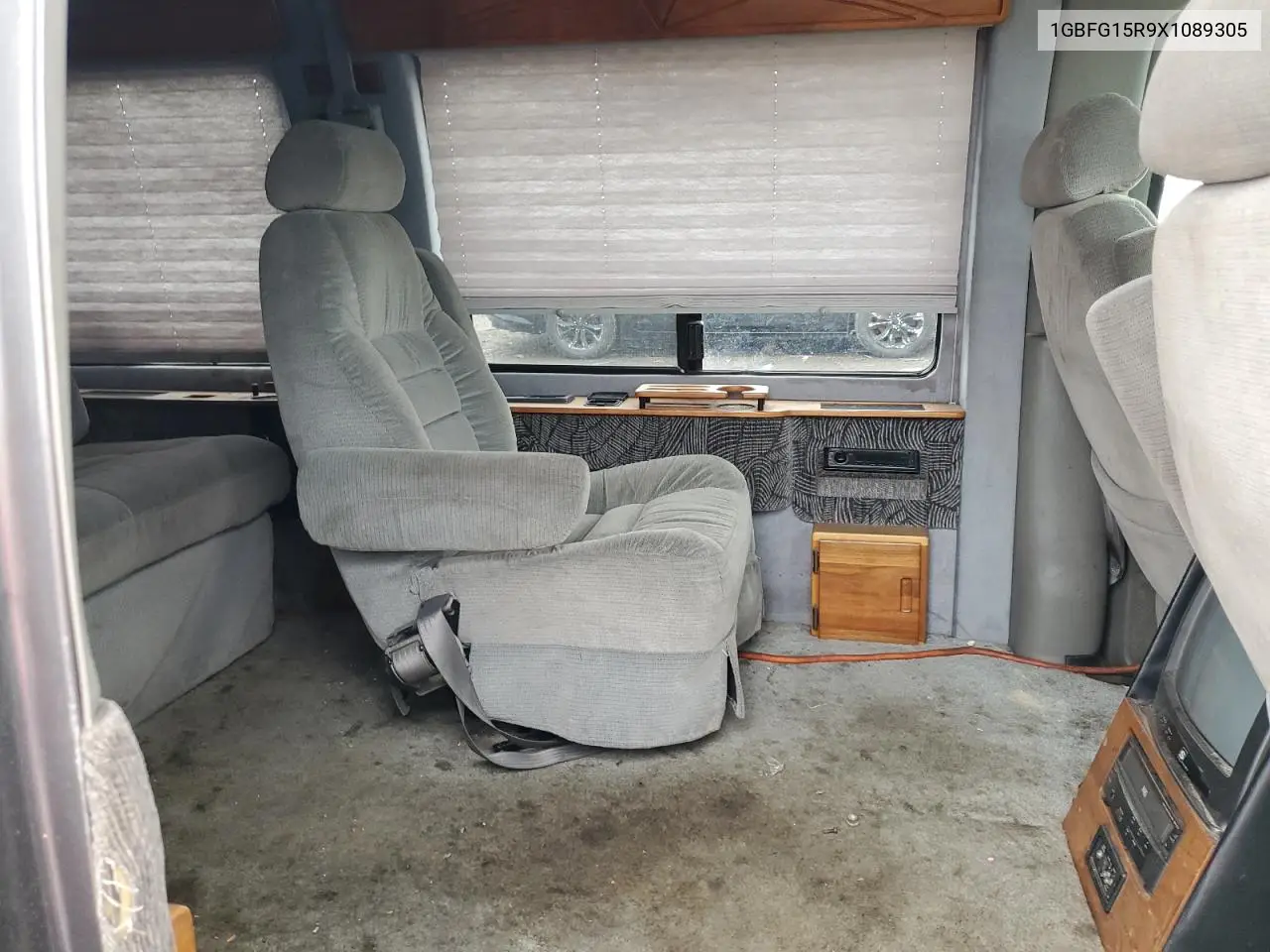 1999 Chevrolet Express G1500 VIN: 1GBFG15R9X1089305 Lot: 51810075