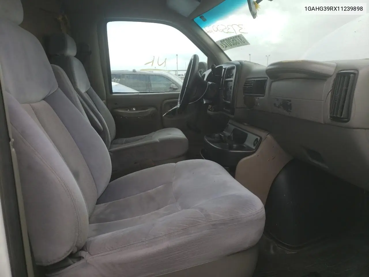 2001 Chevrolet Express G3500 VIN: 1GAHG39RX11239898 Lot: 37352072