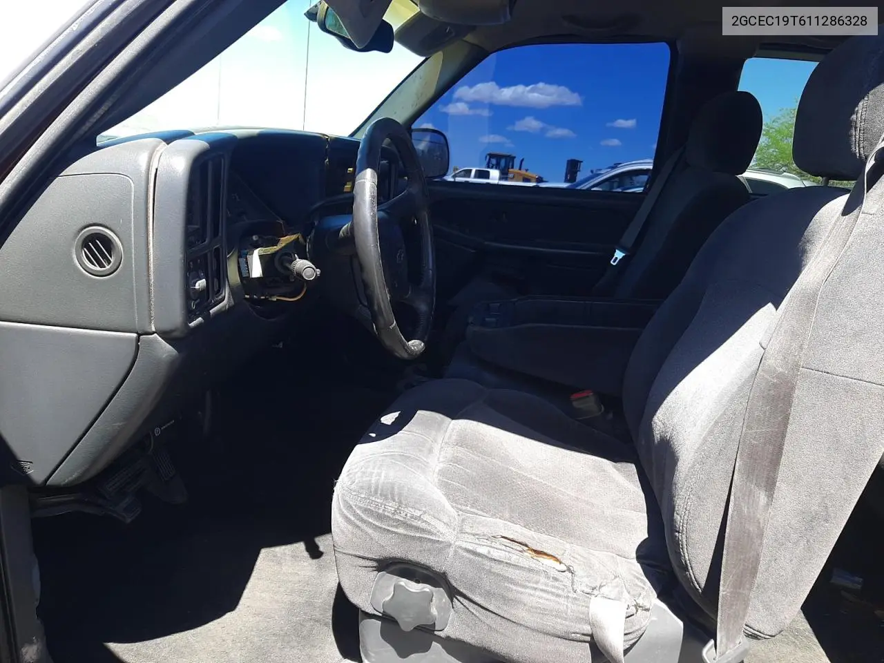 2001 Chevrolet Silverado C1500 VIN: 2GCEC19T611286328 Lot: 57129075