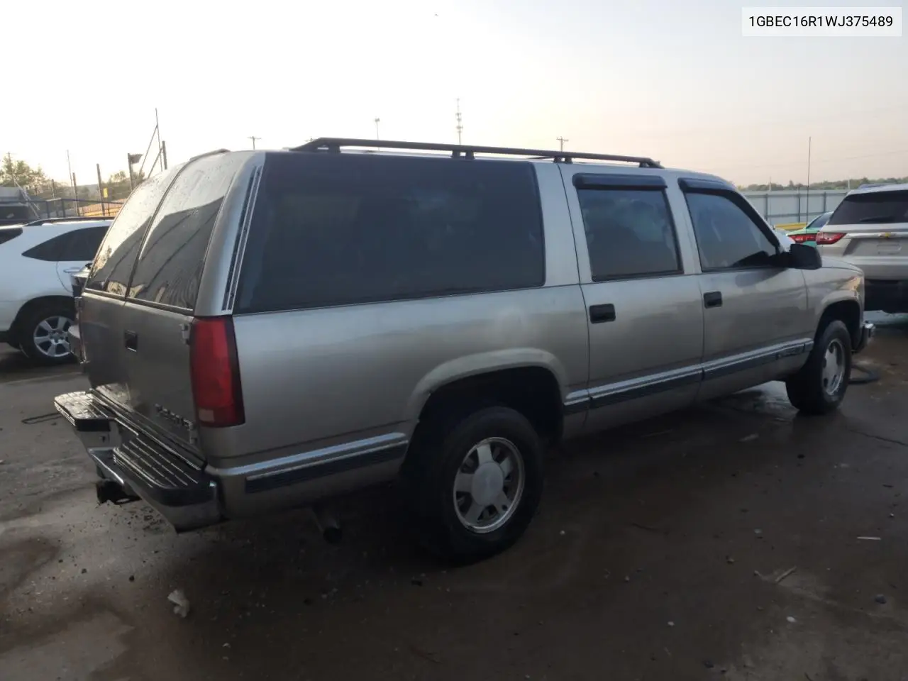 1998 Chevrolet Suburban C1500 VIN: 1GBEC16R1WJ375489 Lot: 62376635