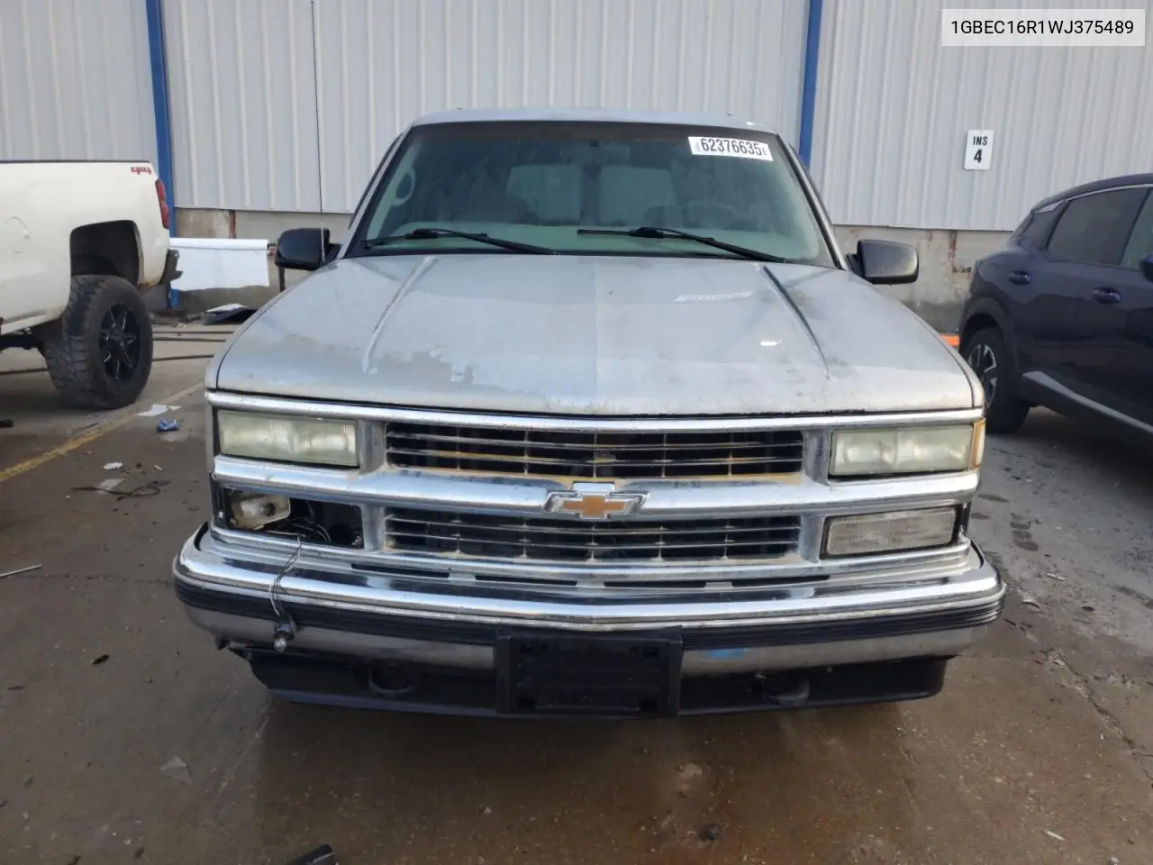 1998 Chevrolet Suburban C1500 VIN: 1GBEC16R1WJ375489 Lot: 62376635