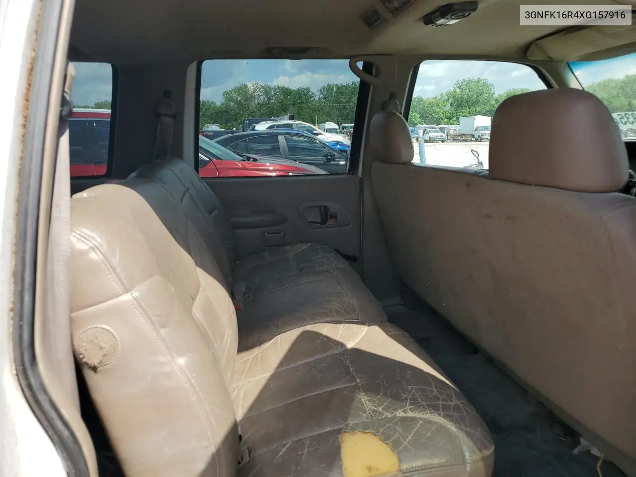 1999 Chevrolet Suburban K1500 VIN: 3GNFK16R4XG157916 Lot: 56117335