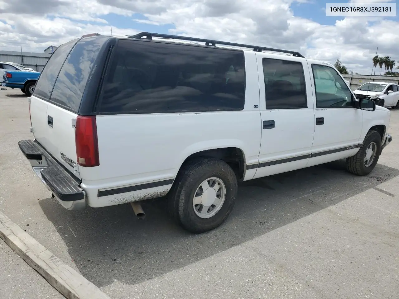 1999 Chevrolet Suburban C1500 VIN: 1GNEC16R8XJ392181 Lot: 56622675