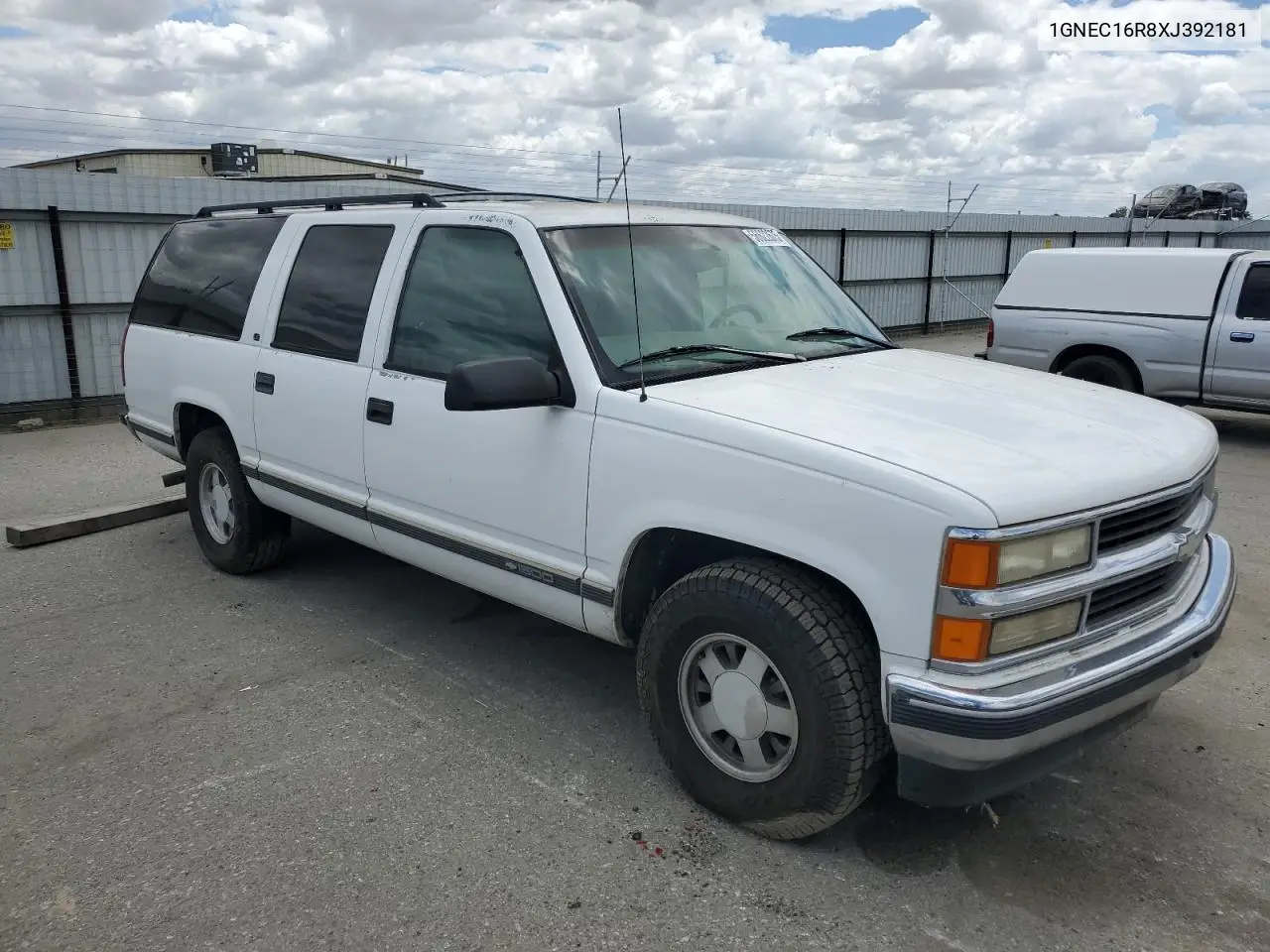 1999 Chevrolet Suburban C1500 VIN: 1GNEC16R8XJ392181 Lot: 56622675