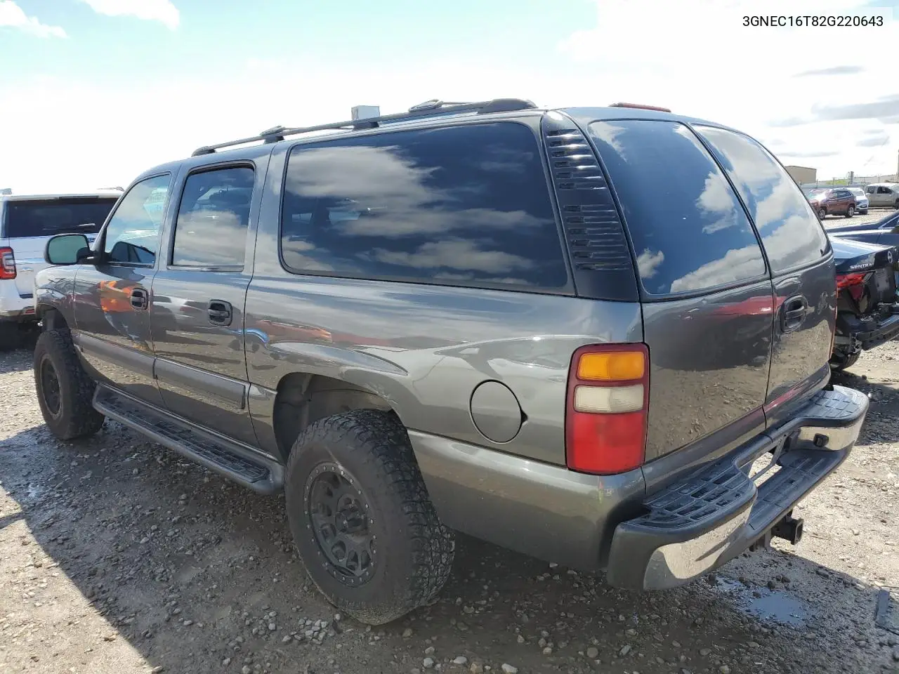2002 Chevrolet Suburban C1500 VIN: 3GNEC16T82G220643 Lot: 55813845