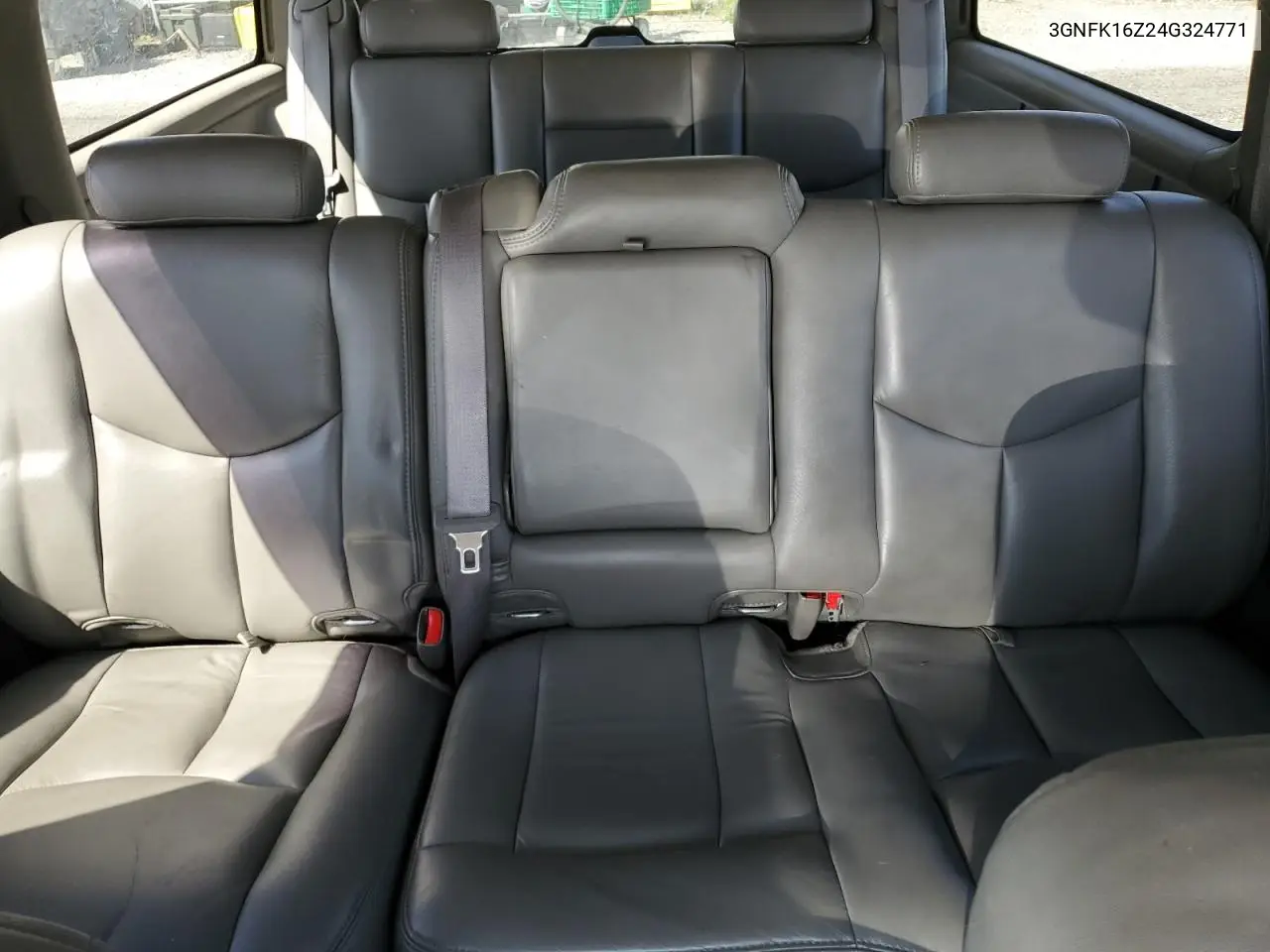 2004 Chevrolet Suburban K1500 VIN: 3GNFK16Z24G324771 Lot: 55227025
