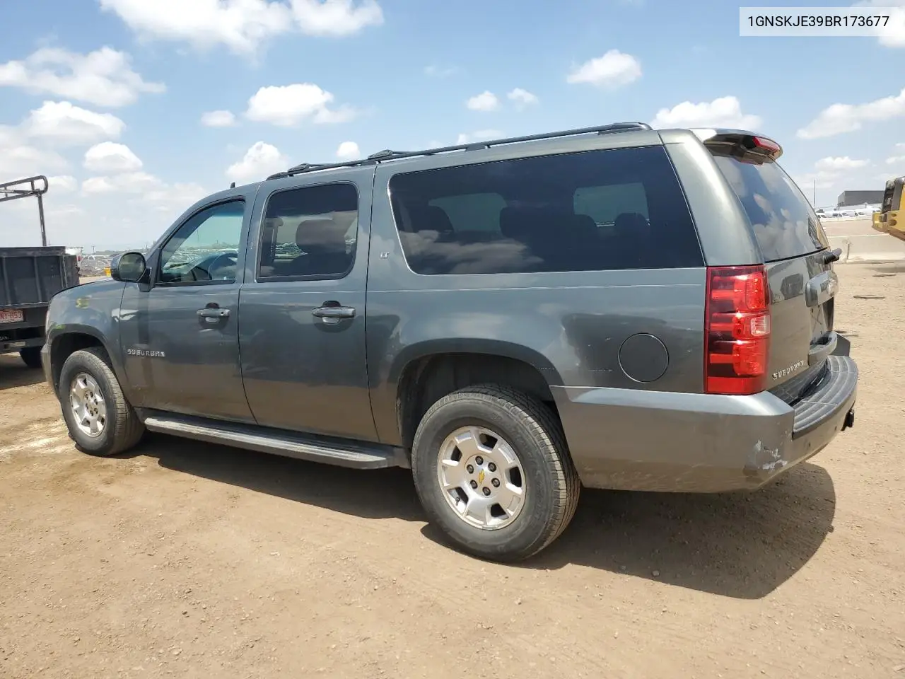 1GNSKJE39BR173677 2011 Chevrolet Suburban K1500 Lt