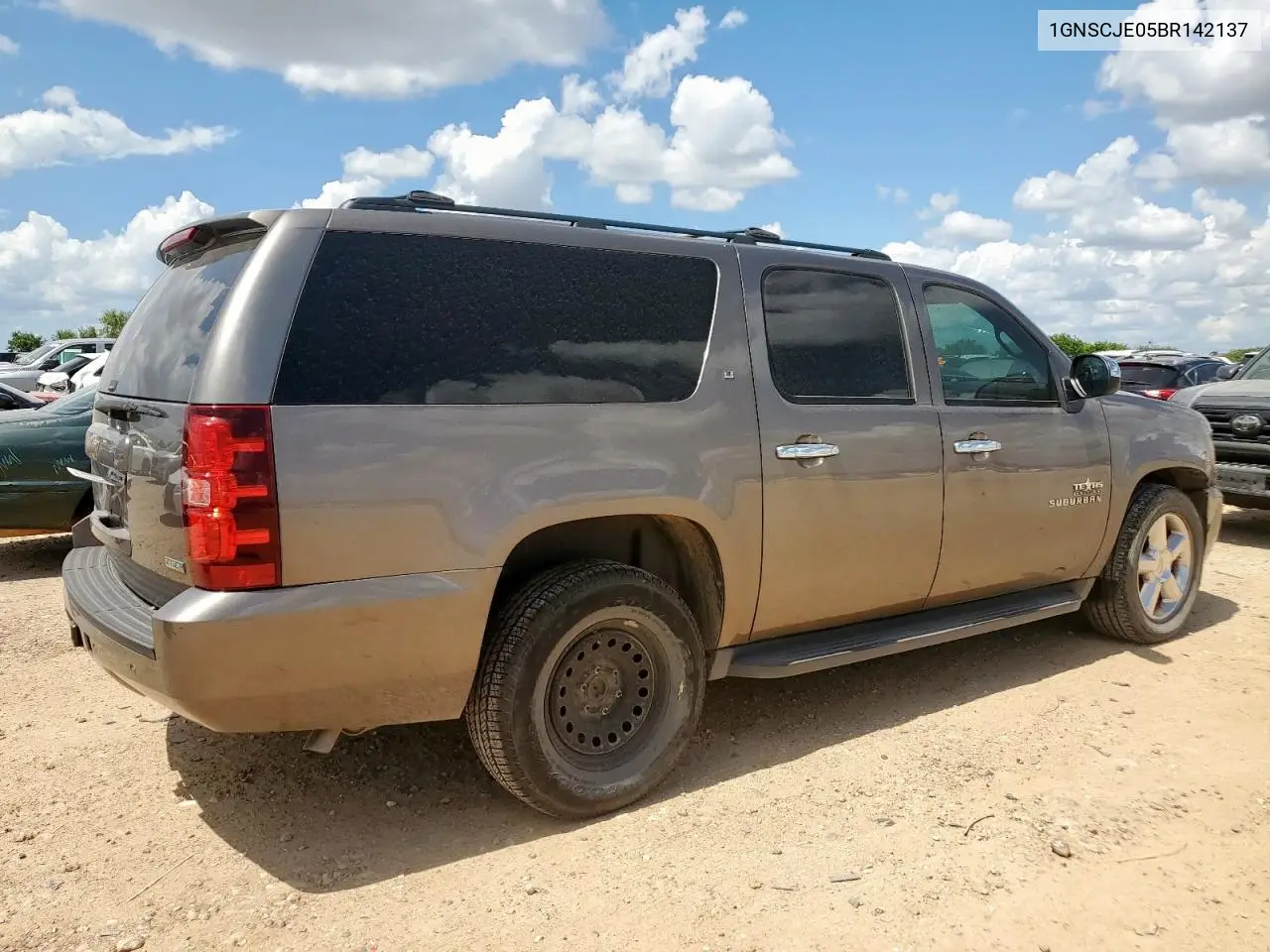 2011 Chevrolet Suburban C1500 Lt VIN: 1GNSCJE05BR142137 Lot: 62715655