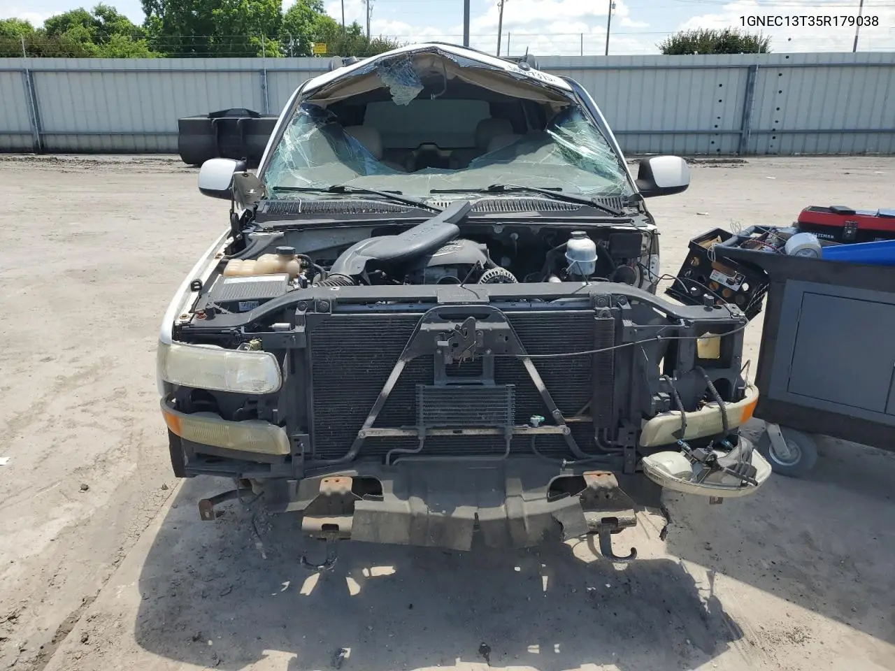 2005 Chevrolet Tahoe C1500 VIN: 1GNEC13T35R179038 Lot: 56677315