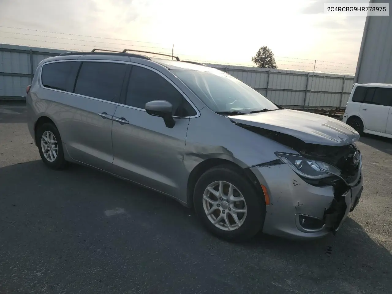 2017 Chrysler Pacifica Touring L VIN: 2C4RCBG9HR778975 Lot: 48598405