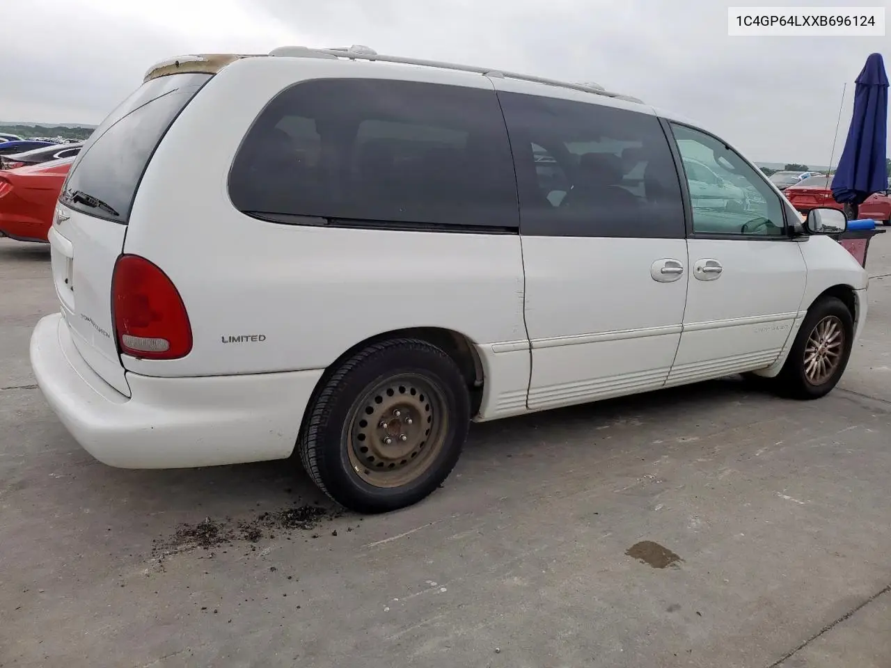 1999 Chrysler Town & Country Limited VIN: 1C4GP64LXXB696124 Lot: 55262035