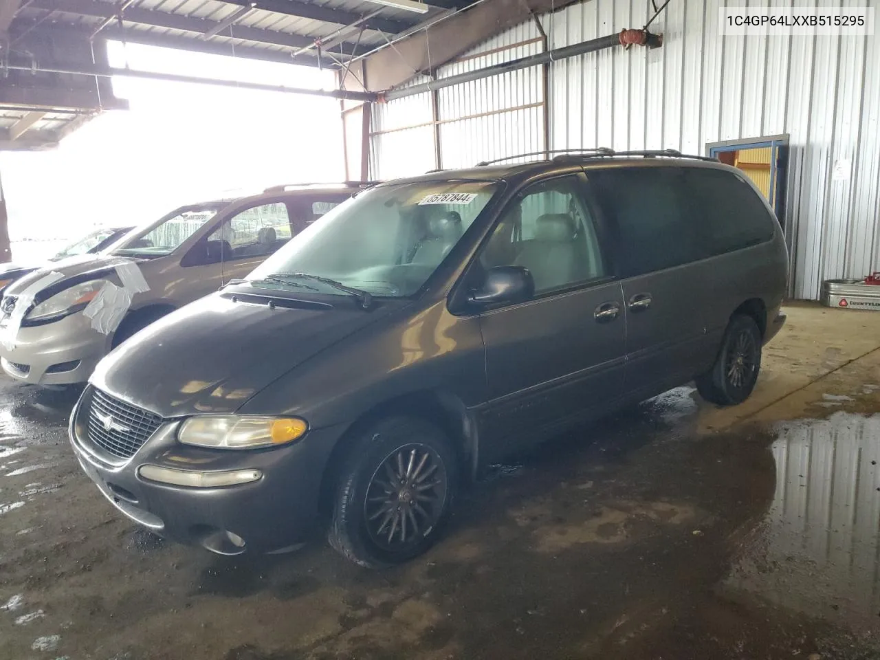 1999 Chrysler Town & Country Limited VIN: 1C4GP64LXXB515295 Lot: 85787844