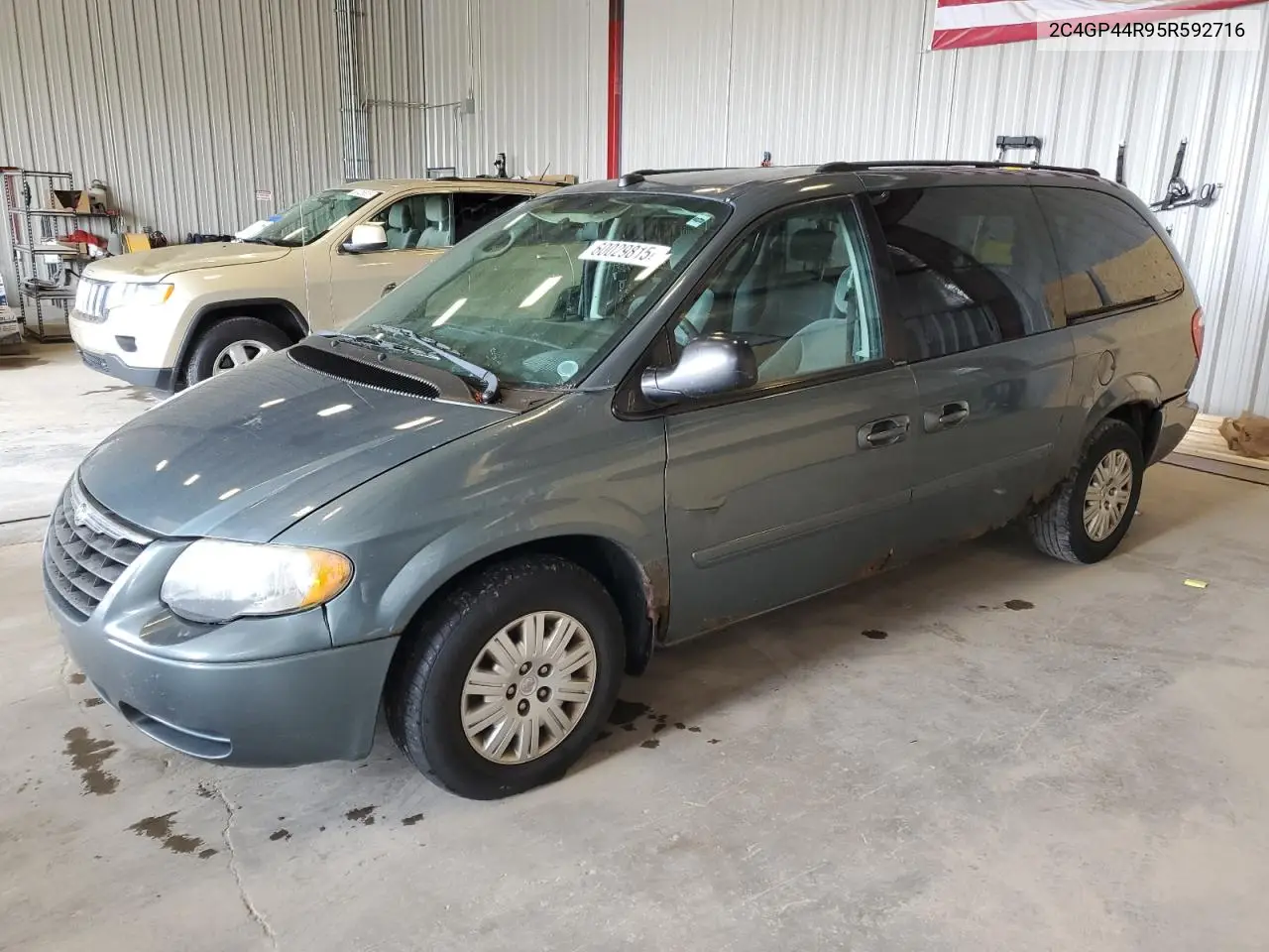 2005 Chrysler Town & Country Lx VIN: 2C4GP44R95R592716 Lot: 60029815