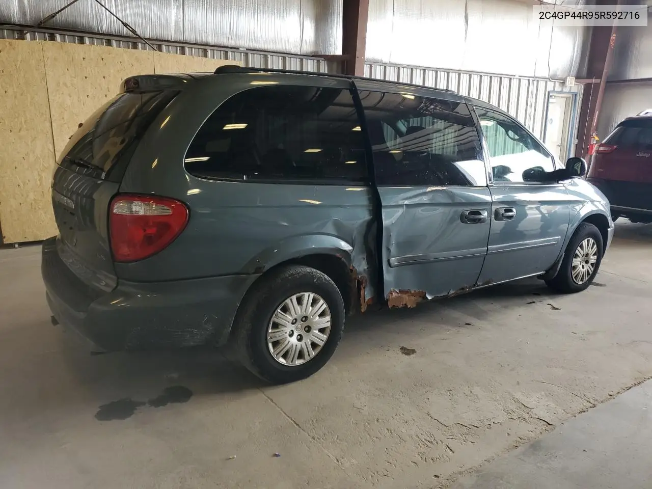 2005 Chrysler Town & Country Lx VIN: 2C4GP44R95R592716 Lot: 60029815