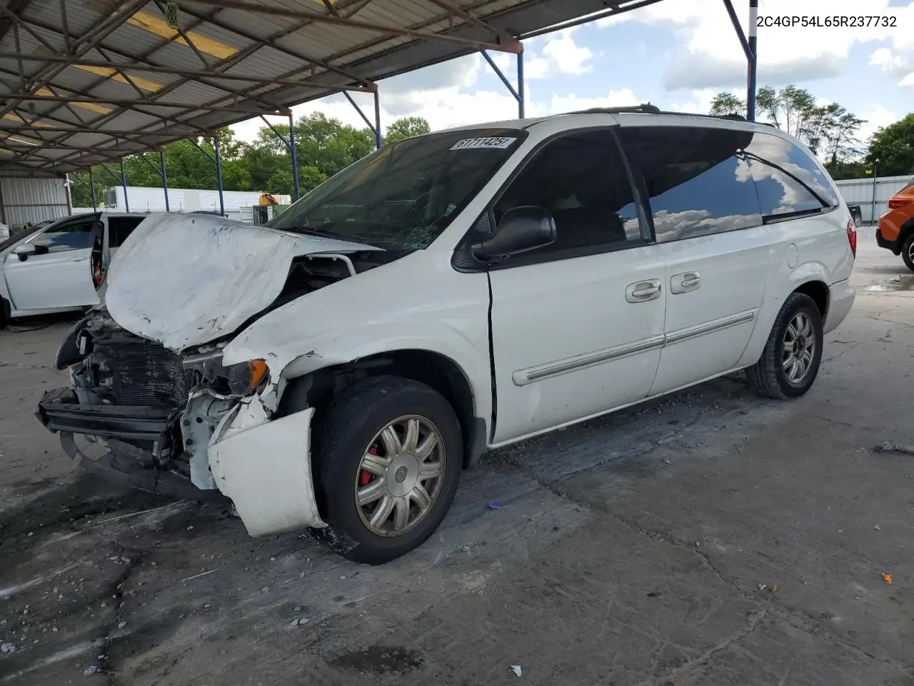 2005 Chrysler Town & Country Touring VIN: 2C4GP54L65R237732 Lot: 61711425