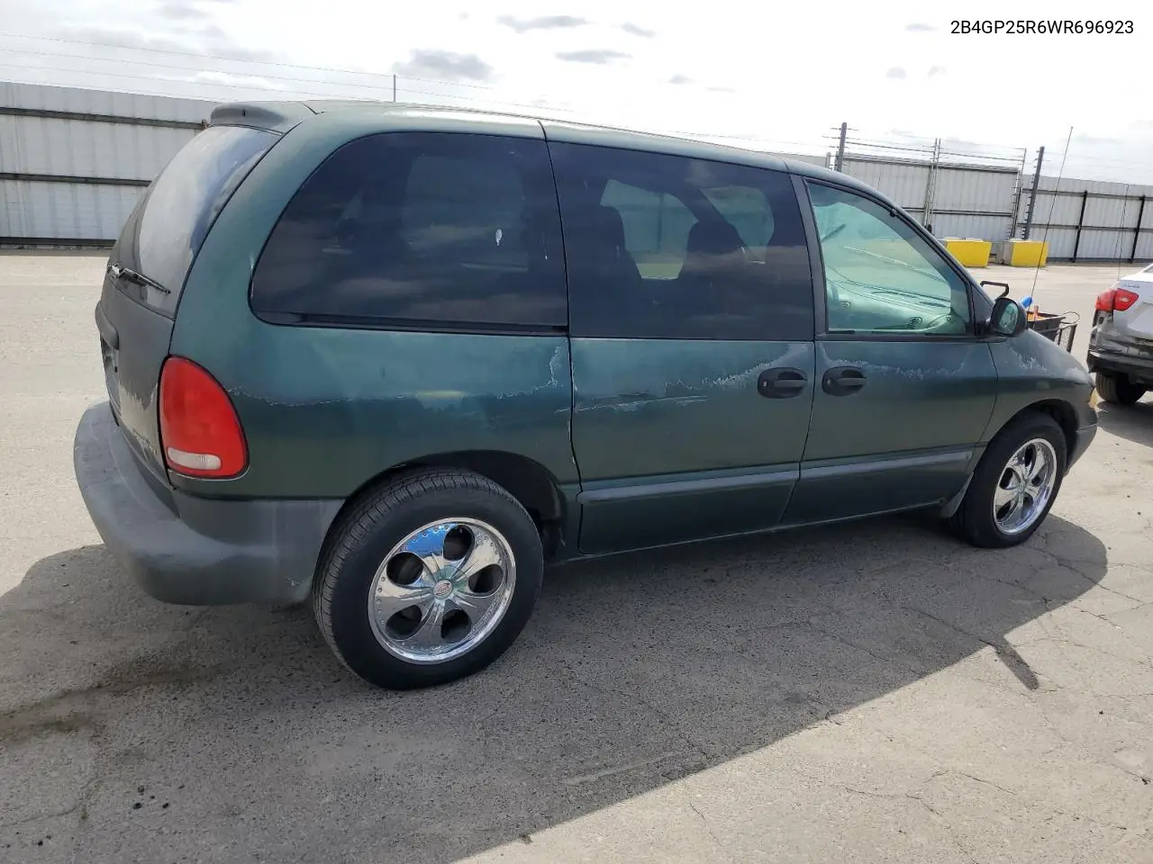 1998 Dodge Caravan VIN: 2B4GP25R6WR696923 Lot: 53504085