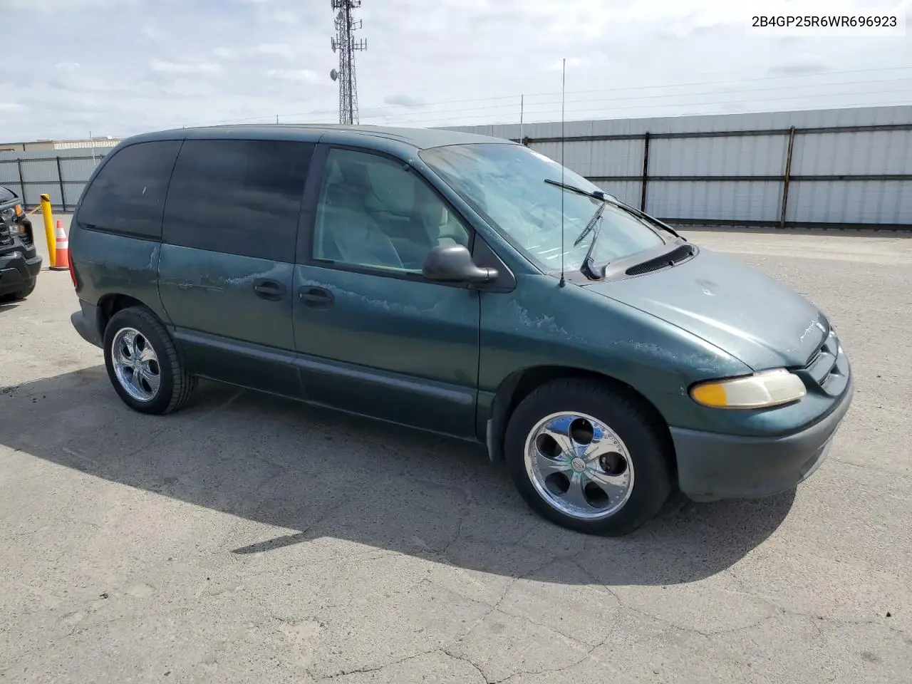 1998 Dodge Caravan VIN: 2B4GP25R6WR696923 Lot: 53504085