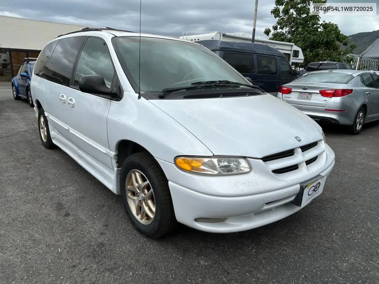 1998 Dodge Grand Caravan Le VIN: 1B4GP54L1WB720025 Lot: 55103445