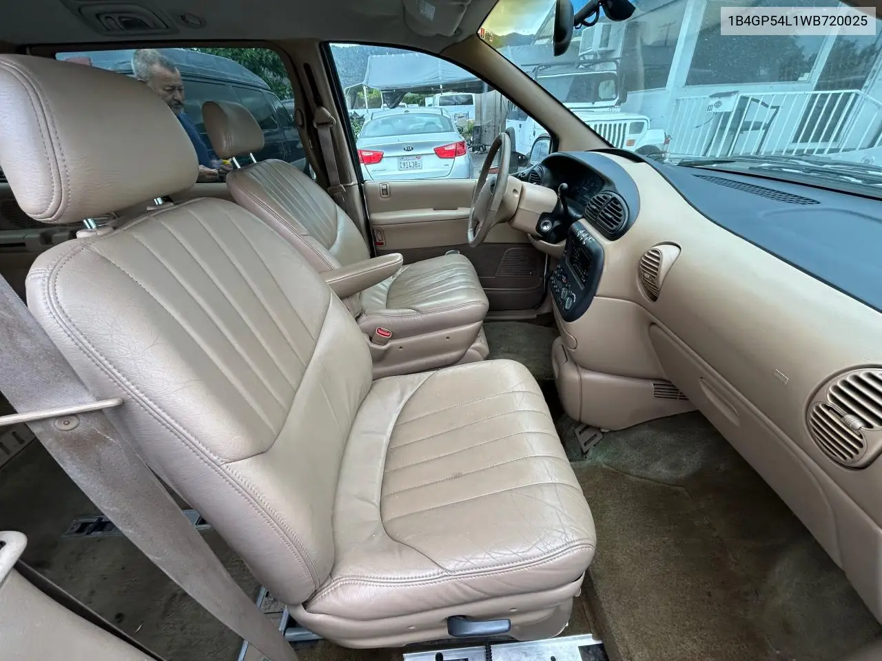1998 Dodge Grand Caravan Le VIN: 1B4GP54L1WB720025 Lot: 55103445