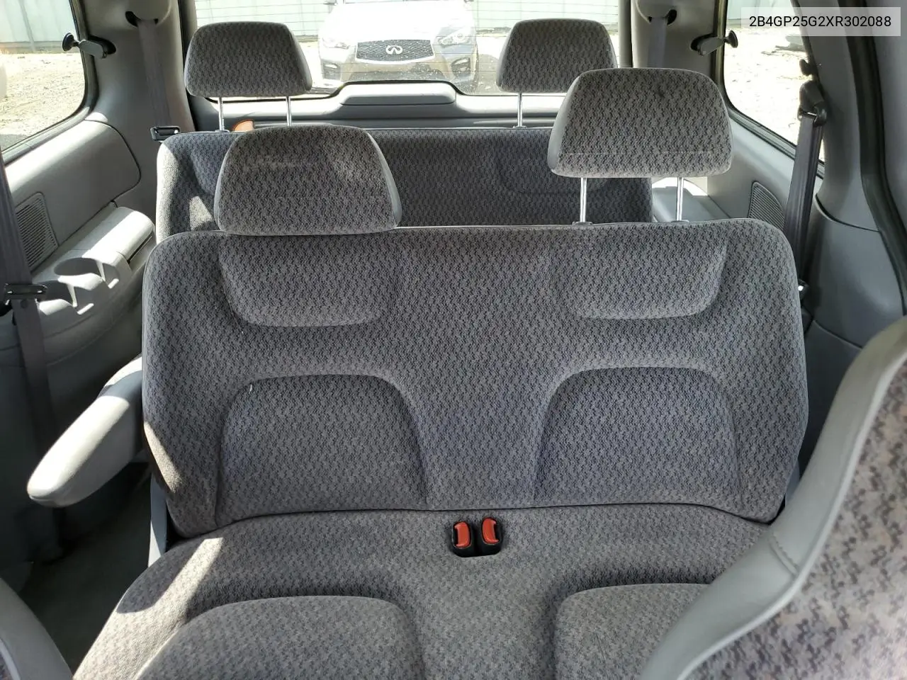 1999 Dodge Caravan VIN: 2B4GP25G2XR302088 Lot: 63012035