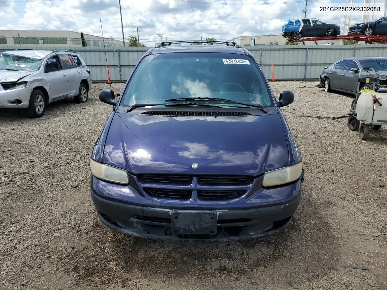 1999 Dodge Caravan VIN: 2B4GP25G2XR302088 Lot: 63012035