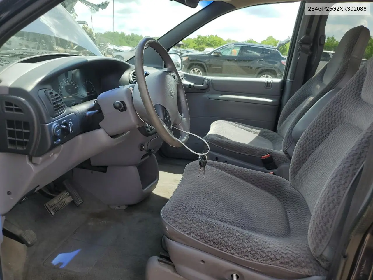 1999 Dodge Caravan VIN: 2B4GP25G2XR302088 Lot: 63012035