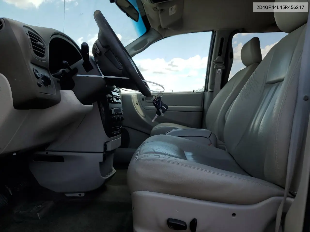 2005 Dodge Grand Caravan Sxt VIN: 2D4GP44L45R456217 Lot: 62362355