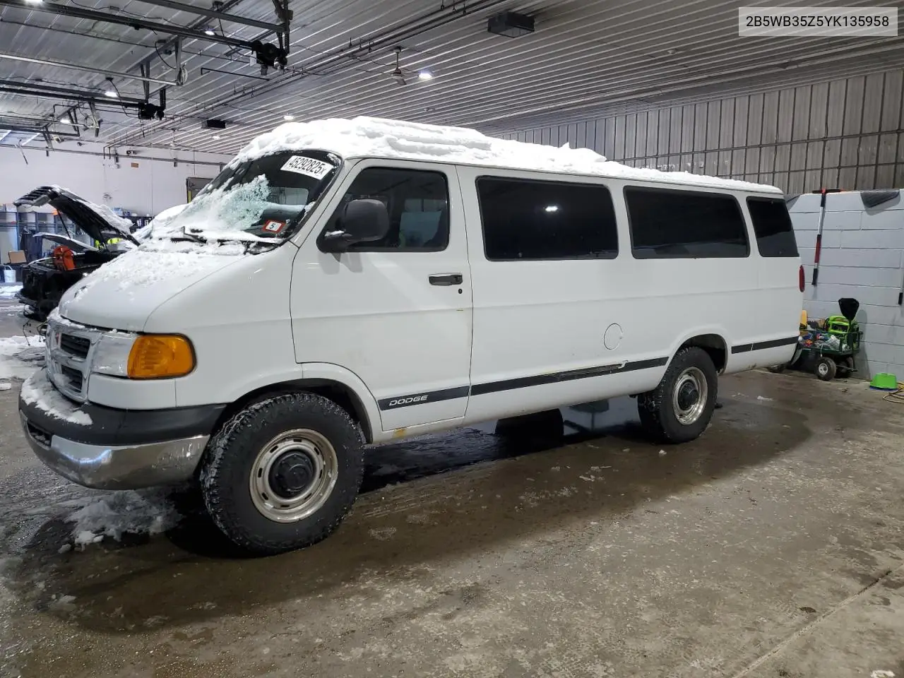 2000 Dodge Ram Wagon B3500 VIN: 2B5WB35Z5YK135958 Lot: 56770305