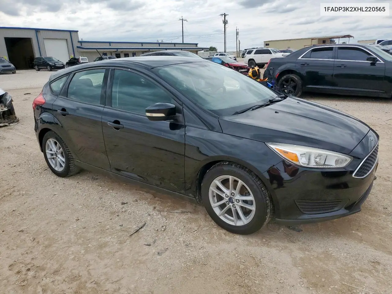 2017 Ford Focus Se VIN: 1FADP3K2XHL220565 Lot: 57216695