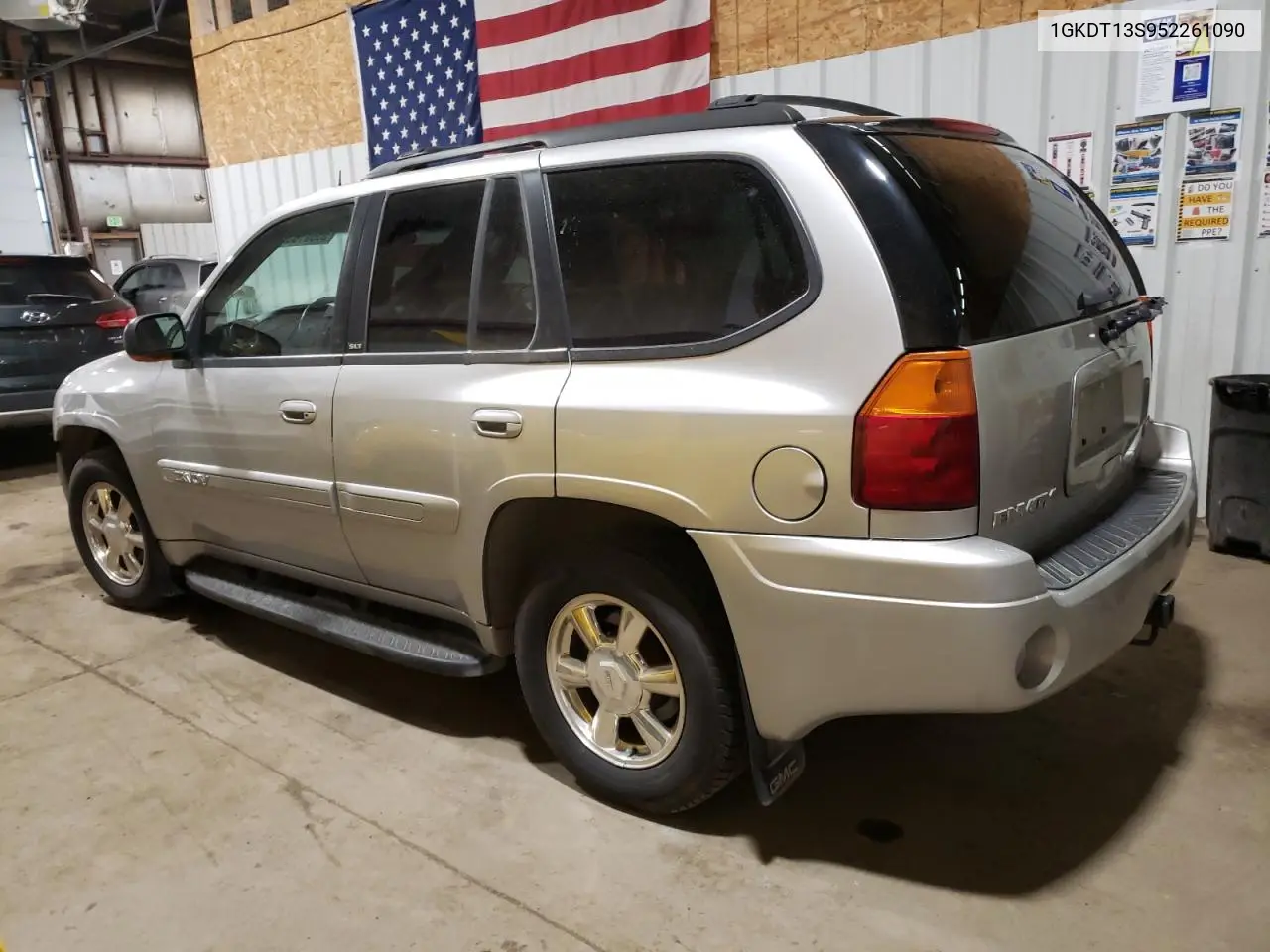 2005 GMC Envoy VIN: 1GKDT13S952261090 Lot: 55801635