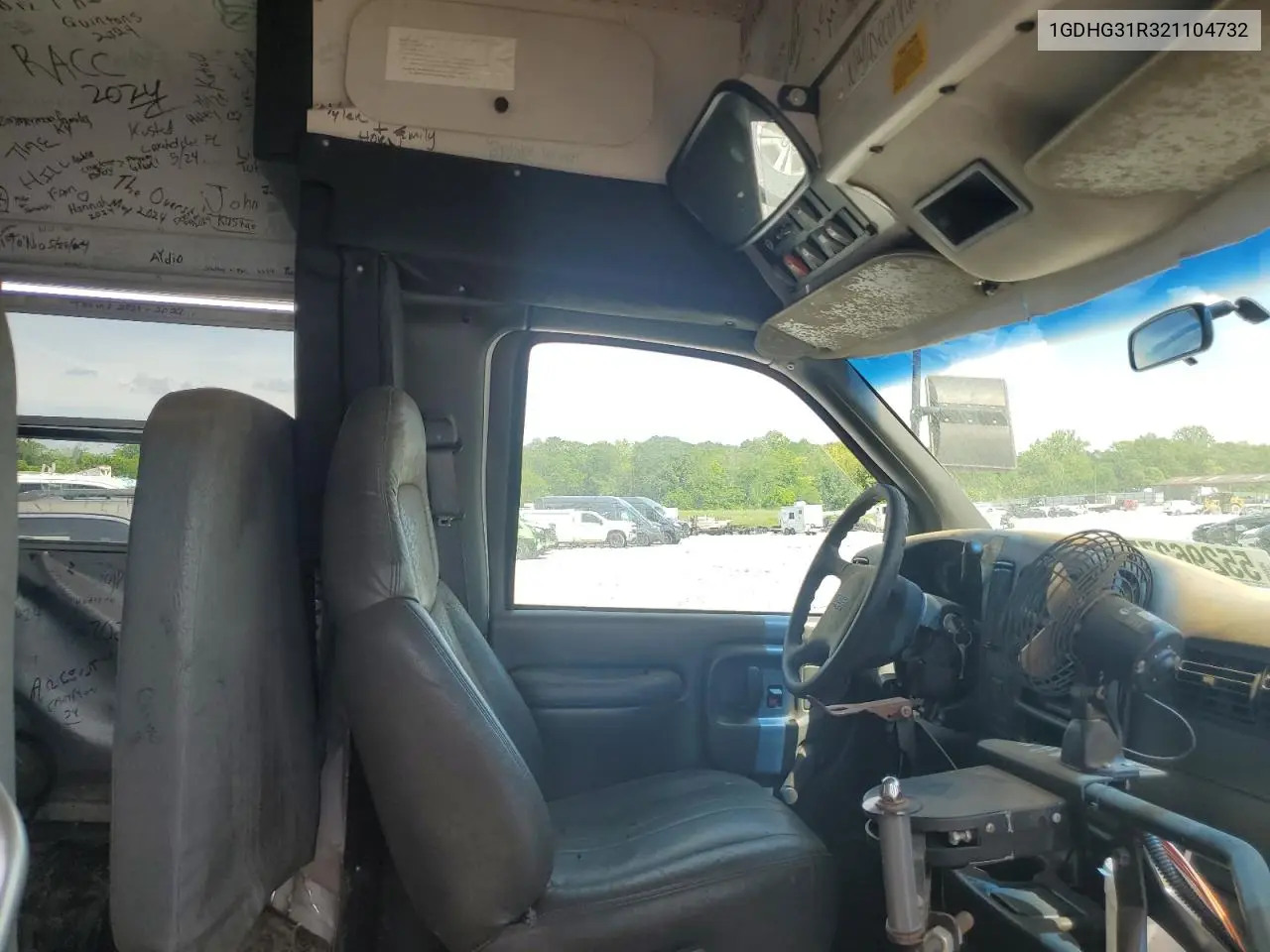 2002 GMC Savana Cutaway G3500 VIN: 1GDHG31R321104732 Lot: 55296275