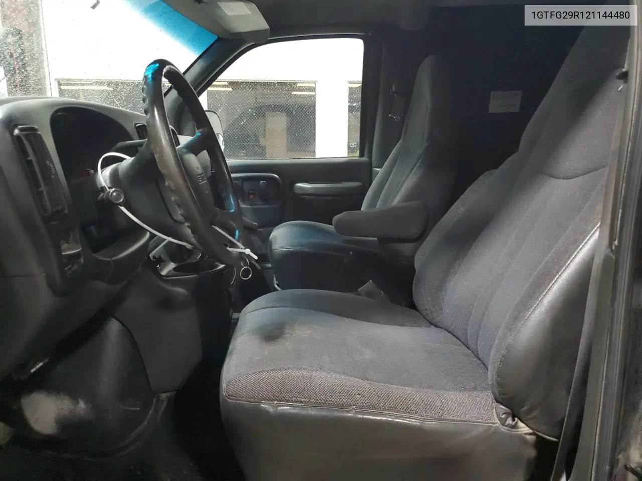 2002 GMC Savana G2500 VIN: 1GTFG29R121144480 Lot: 62502015