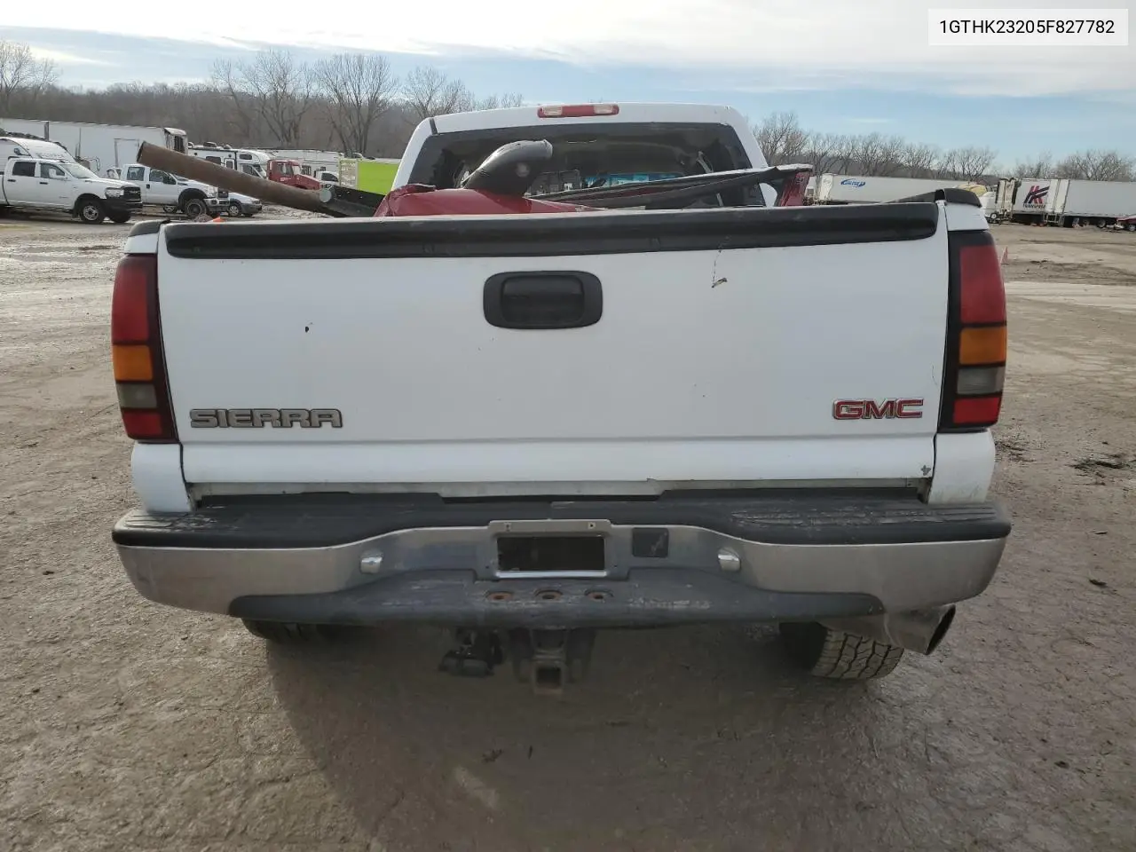 2005 GMC Sierra K2500 Heavy Duty VIN: 1GTHK23205F827782 Lot: 53156385