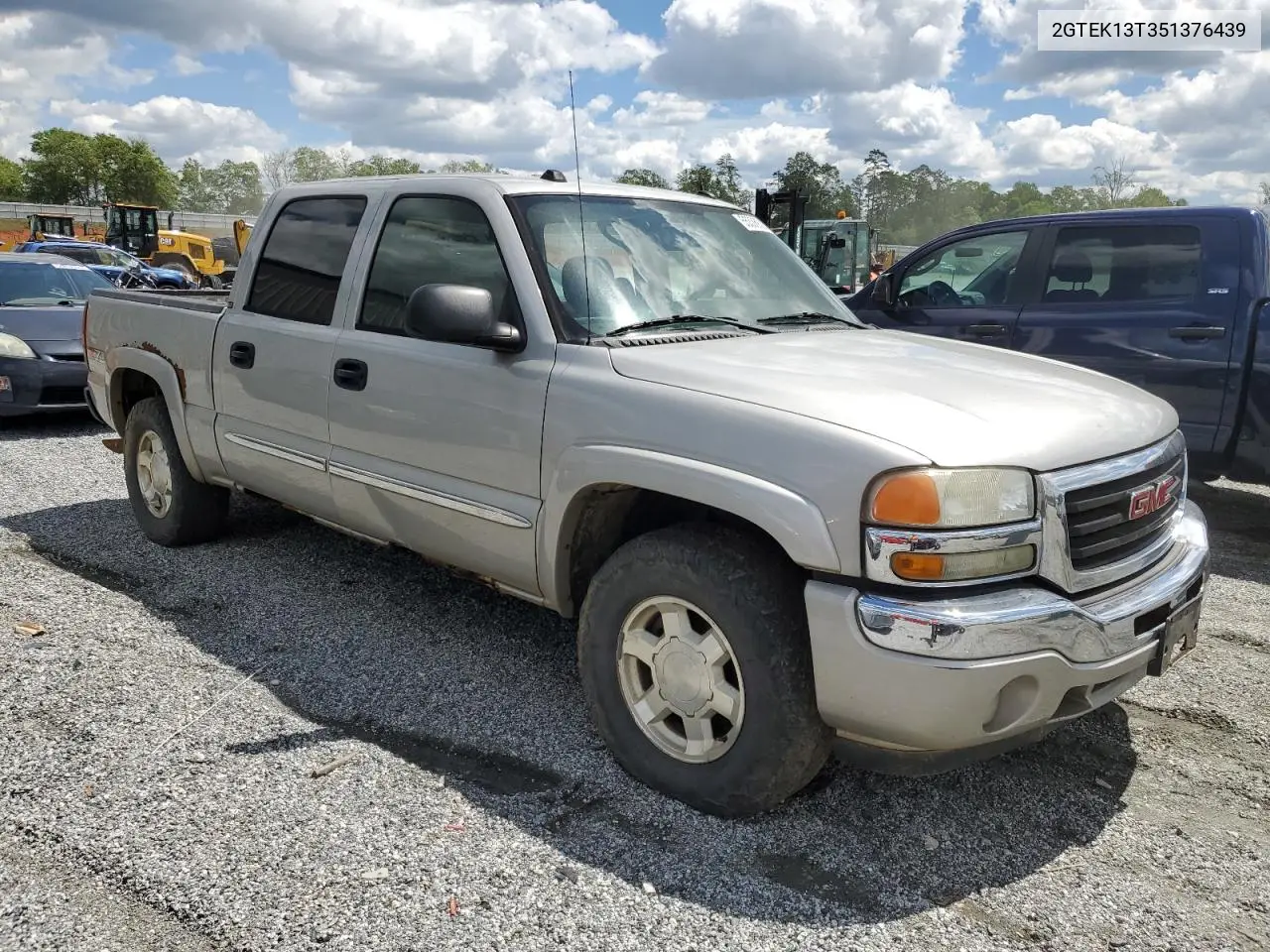 2005 GMC New Sierra K1500 VIN: 2GTEK13T351376439 Lot: 55336835