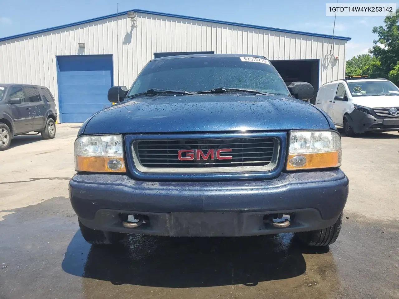 2000 GMC Sonoma VIN: 1GTDT14W4YK253142 Lot: 62575775