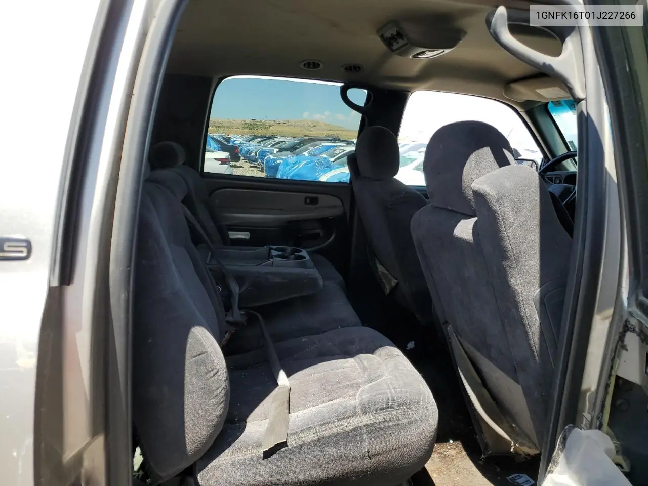 2001 Chevrolet Suburban K1500 VIN: 1GNFK16T01J227266 Lot: 58265675