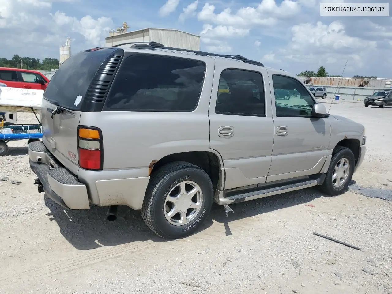 2005 GMC Yukon Denali VIN: 1GKEK63U45J136137 Lot: 62466665