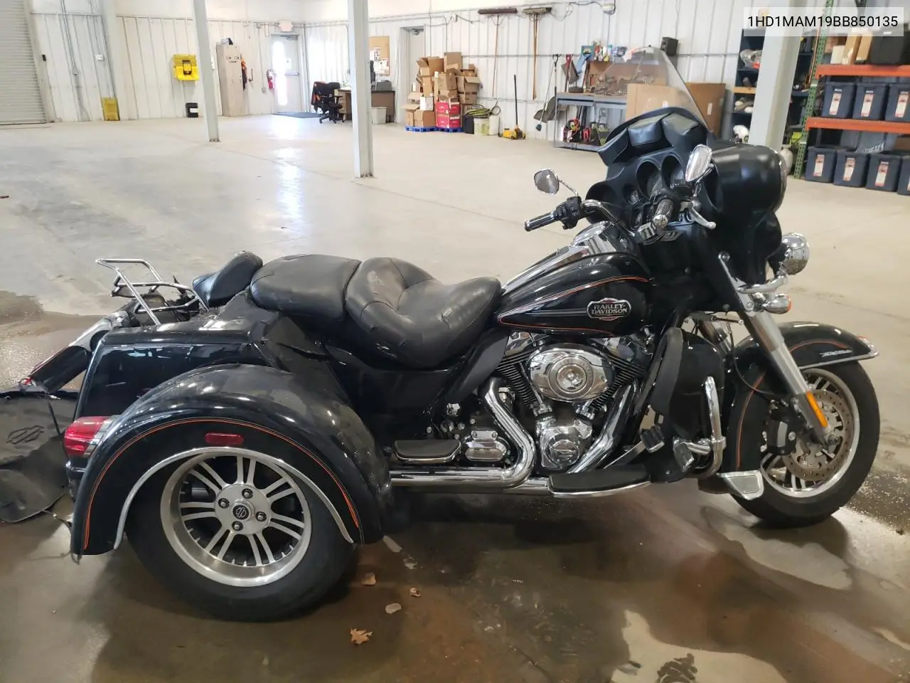 2011 Harley-Davidson Flhtcutg VIN: 1HD1MAM19BB850135 Lot: 56885895