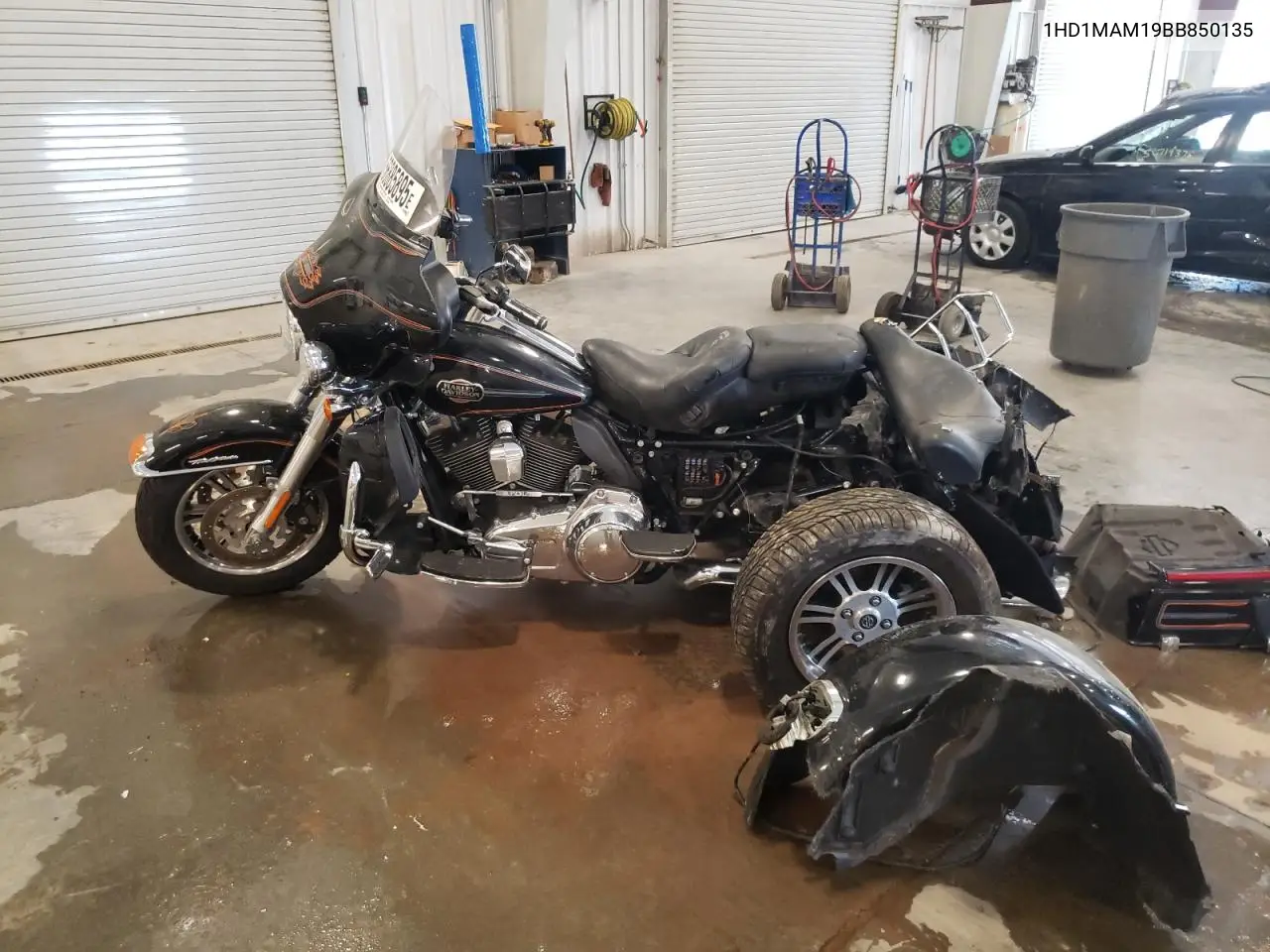 2011 Harley-Davidson Flhtcutg VIN: 1HD1MAM19BB850135 Lot: 56885895