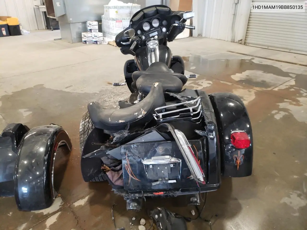 2011 Harley-Davidson Flhtcutg VIN: 1HD1MAM19BB850135 Lot: 56885895