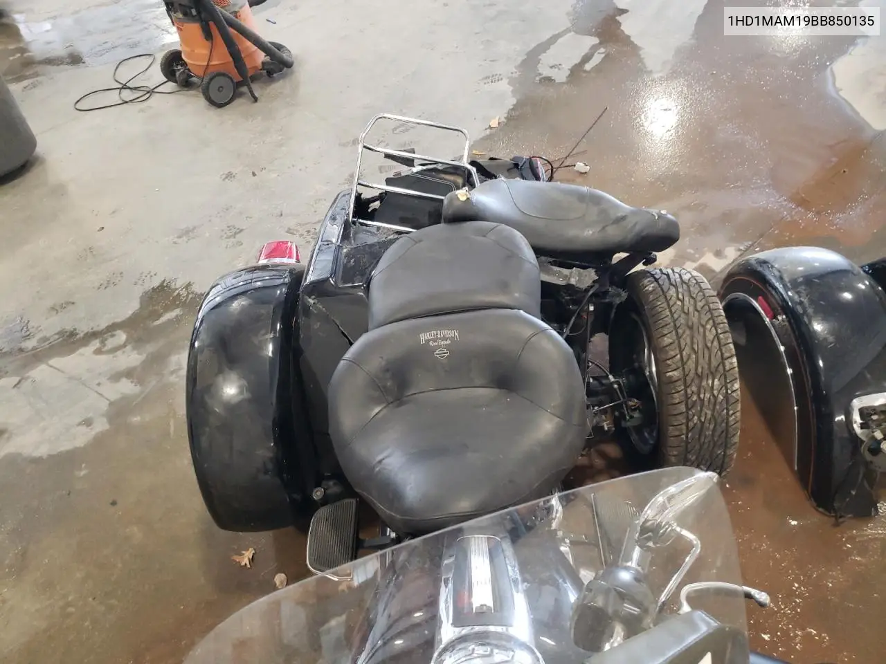 2011 Harley-Davidson Flhtcutg VIN: 1HD1MAM19BB850135 Lot: 56885895