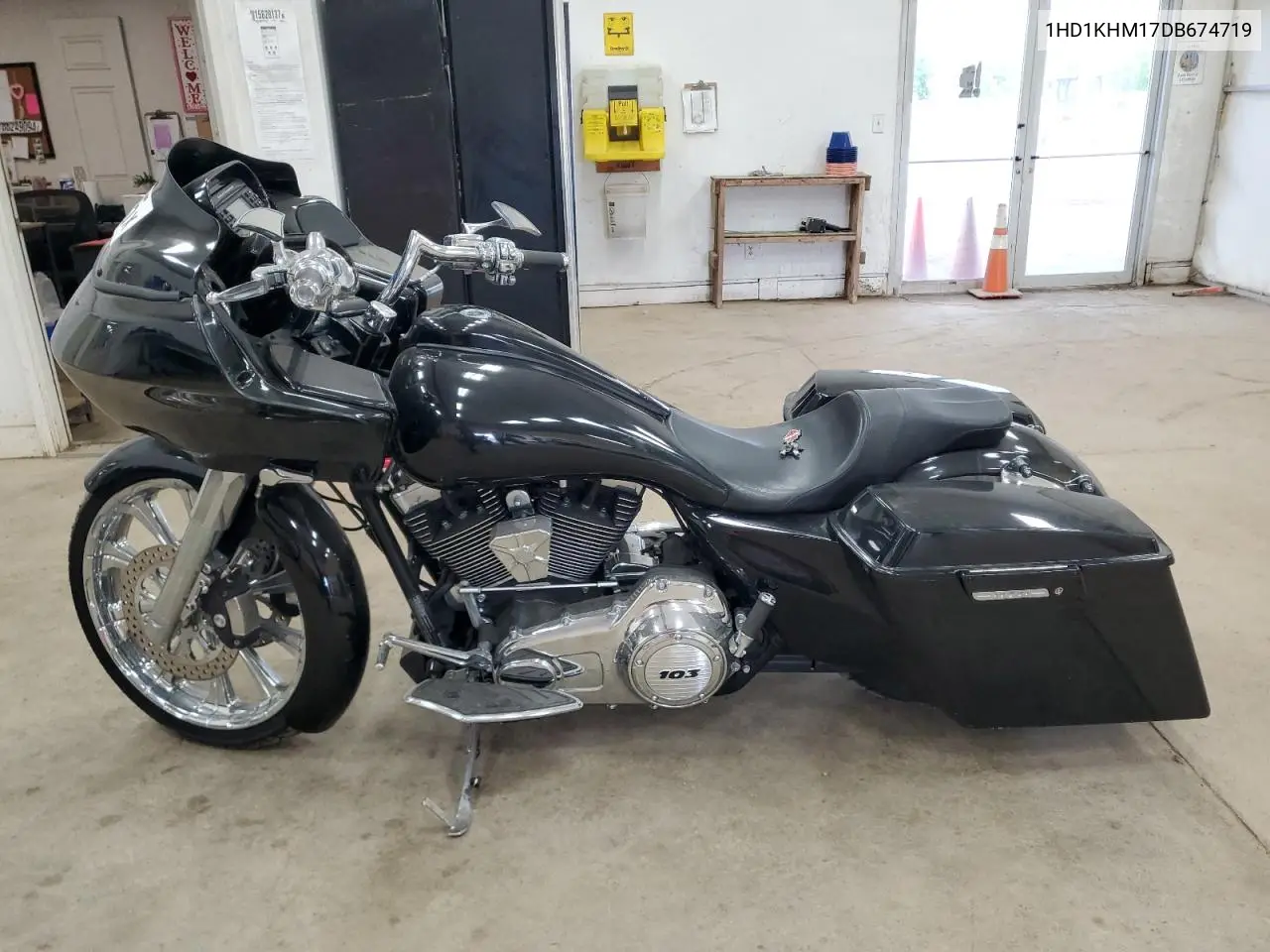 2013 Harley-Davidson Fltrx Road Glide Custom VIN: 1HD1KHM17DB674719 Lot: 56115885