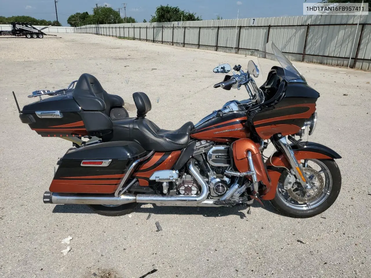 2015 Harley-Davidson Fltruse Cvo Road Glide VIN: 1HD1TAN16FB957411 Lot: 56147505