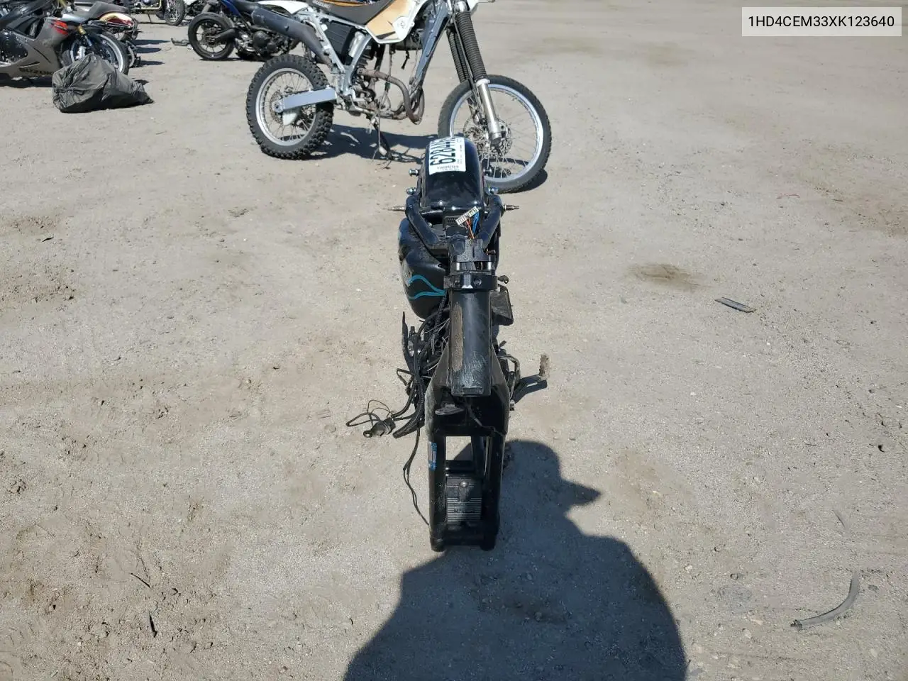 1999 Harley-Davidson Xl883 Hugger VIN: 1HD4CEM33XK123640 Lot: 62844695